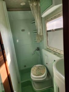 Petite salle de bain de camping-car compacte