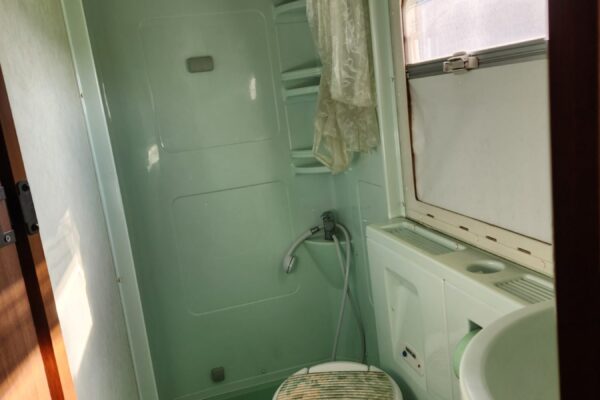 Petite salle de bain de camping-car compacte