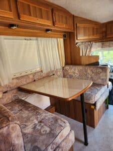 Coin repas d’un camping-car en bois