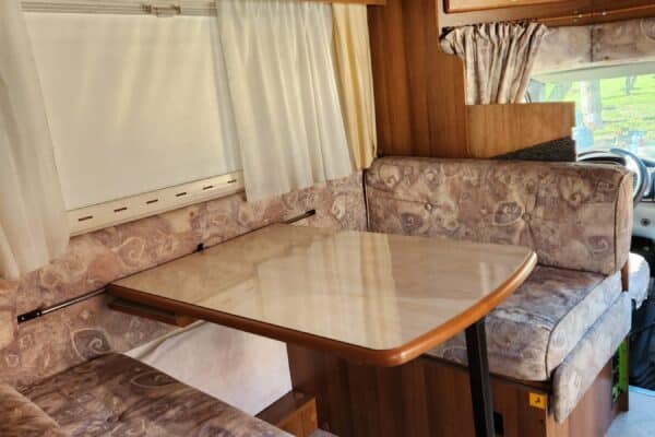 Coin repas d’un camping-car en bois