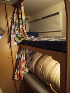 Lits superposés dans camping-car avec rideau coloré