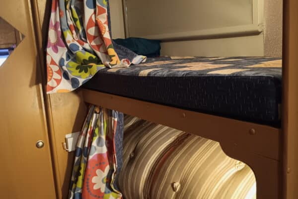 Lits superposés dans camping-car avec rideau coloré