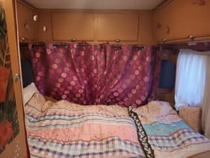 Coin nuit de caravane avec rideaux à pois
