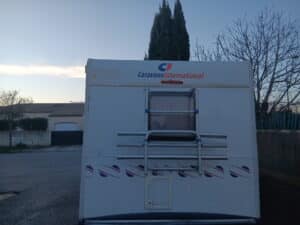 Arrière d’un camping-car Caravans International au crépuscule