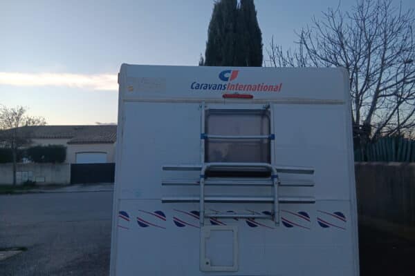Arrière d’un camping-car Caravans International au crépuscule