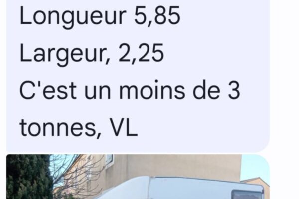 Capture d’écran d’un camping-car blanc en rue
