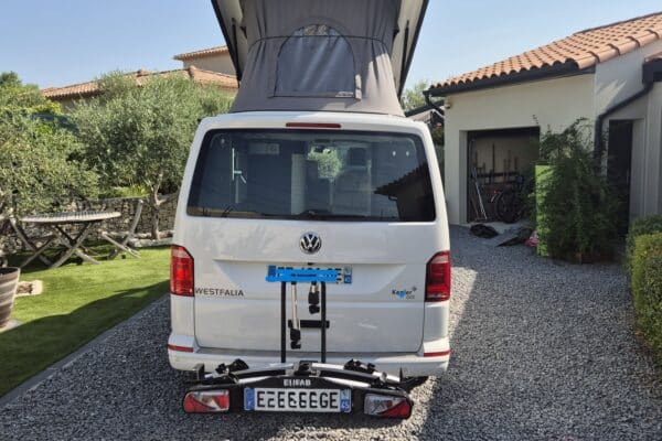 Van aménagé avec toit relevable ouvert