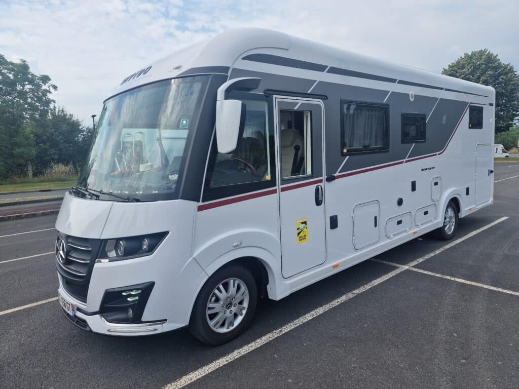 Camping-car moderne stationné sur un parking