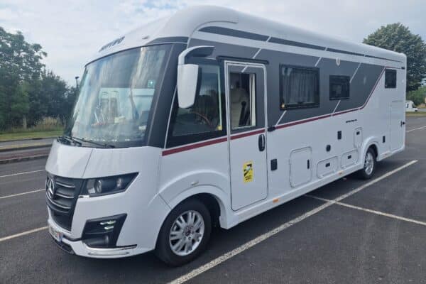 Camping-car moderne stationné sur un parking