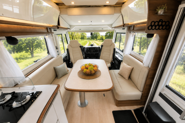 Interno moderno del camper con zona pranzo