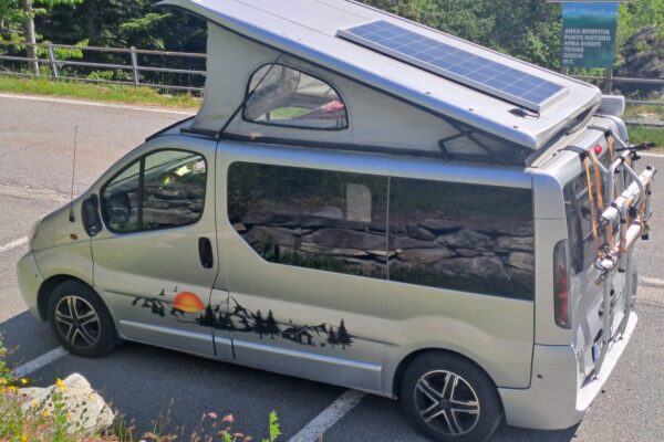 Van aménagé avec toit relevable et panneau solaire