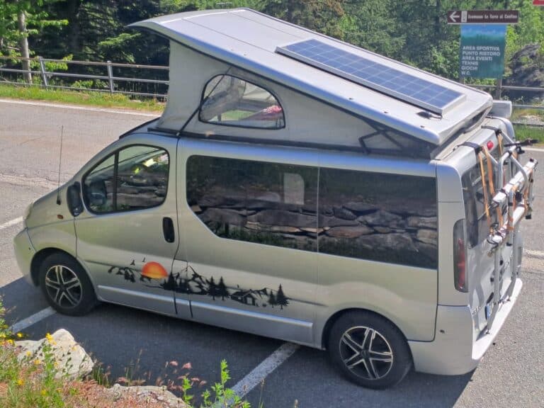 Van aménagé avec toit relevable et panneau solaire