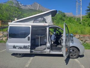 Van aménagé toit relevable en montagne