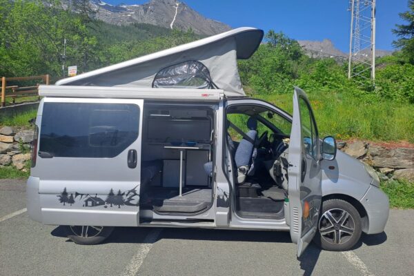 Van aménagé toit relevable en montagne