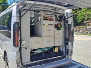 Aménagement de rangement à l’arrière d’un van