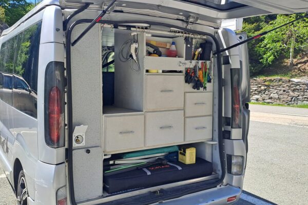 Aménagement de rangement à l’arrière d’un van