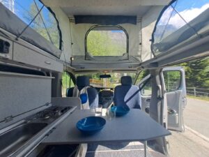 Intérieur van aménagé avec toit relevable et cuisine