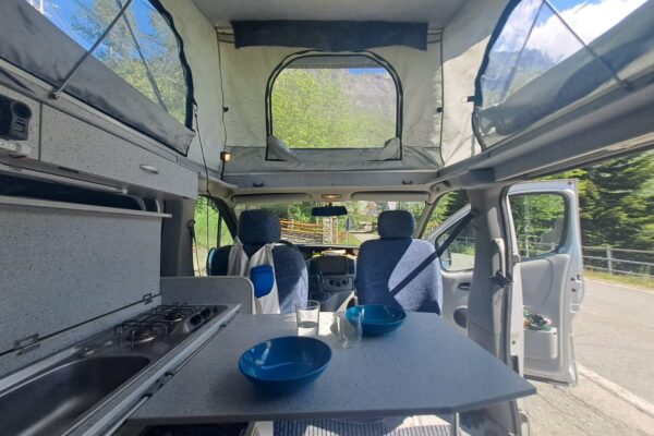 Intérieur van aménagé avec toit relevable et cuisine