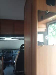 Intérieur de camping-car avec cabine et miroir