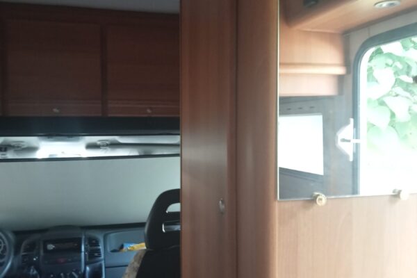 Intérieur de camping-car avec cabine et miroir