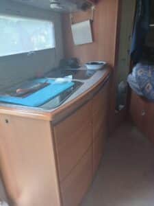 Kitchenette de camping-car avec évier et plaques