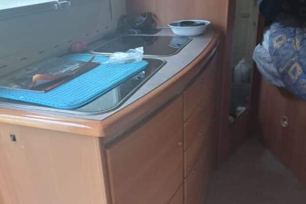 Kitchenette de camping-car avec évier et plaques