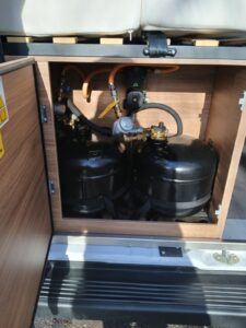 Deux bouteilles de gaz dans un camping-car