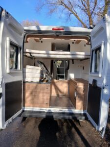 Intérieur aménagé d’un van avec lit et rangements
