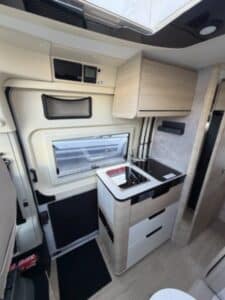 Cuisine compacte de camping-car moderne et fonctionnelle