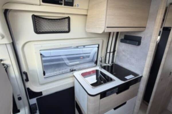 Cuisine compacte de camping-car moderne et fonctionnelle