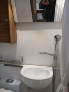 Petit lavabo mural avec miroir et douchette