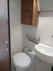 Petite salle de bains avec toilettes et lavabo