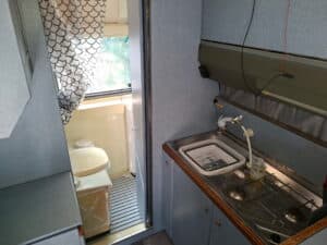 Intérieur camping-car avec kitchenette et salle d’eau