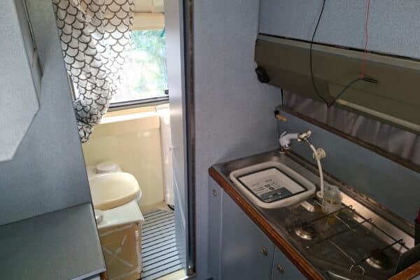 Intérieur camping-car avec kitchenette et salle d’eau