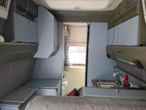 Intérieur de camping-car avec kitchenette et salle d’eau