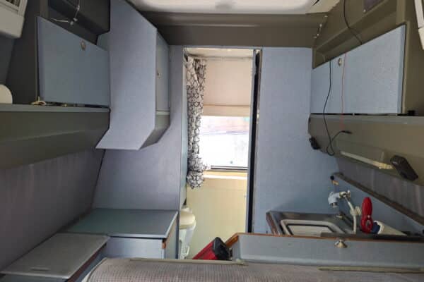 Intérieur de camping-car avec kitchenette et salle d’eau