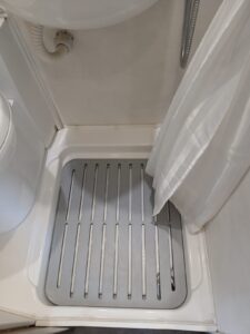 Receveur de douche avec caillebotis métallique