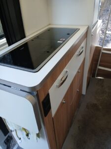 Kitchenette compacte avec plaque de cuisson noire