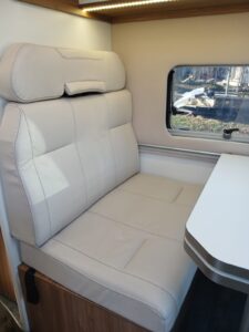 Banquette en cuir beige dans camping-car moderne