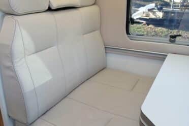 Banquette en cuir beige dans camping-car moderne