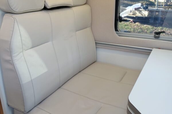 Beigefarbene Ledersitzbank im modernen Stil camping-car