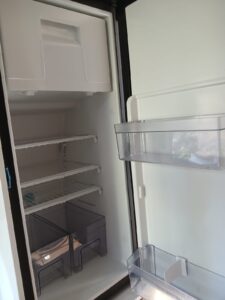 Intérieur de réfrigérateur vide, porte ouverte