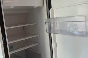 Intérieur de réfrigérateur vide, porte ouverte