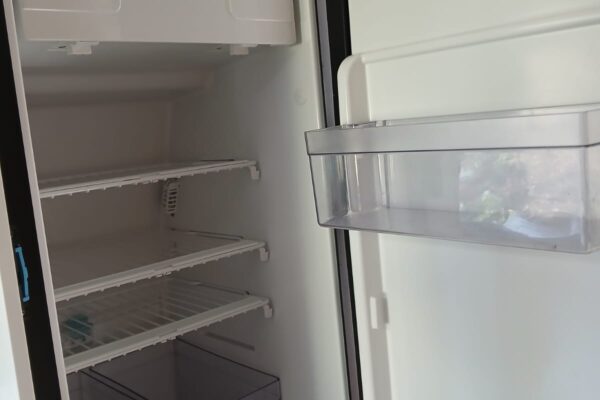 Leerer Kühlschrankinnenraum, Tür geöffnet