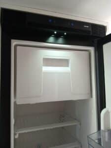 Intérieur de réfrigérateur avec compartiment congélateur