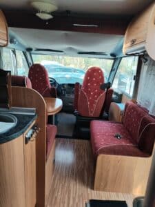 Intérieur de camping-car avec sièges rouges
