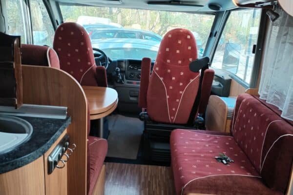Intérieur de camping-car avec sièges rouges