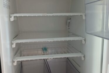 Intérieur de réfrigérateur vide avec étagères et bacs