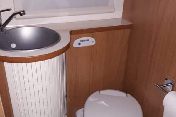 Petite salle de bain avec WC et lavabo
