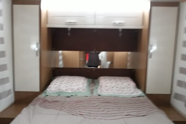 Chambre avec lit double et rangements intégrés